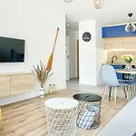 Navy Blue Dream - - Basen - Parking