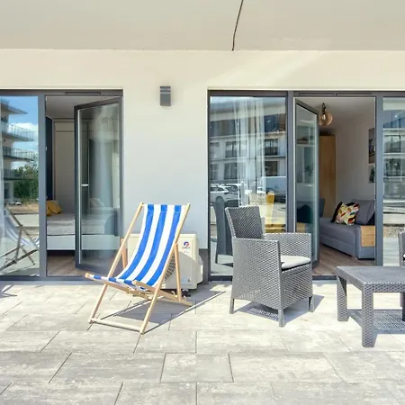 Navy Blue Dream - - Basen - Parking