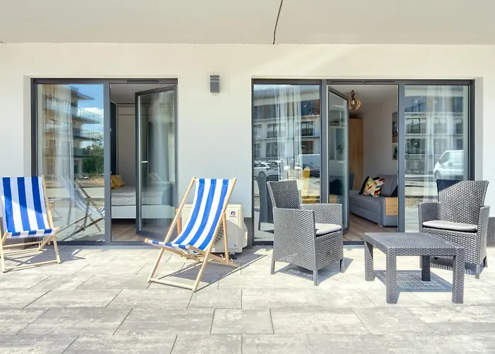 Navy Blue Dream - - Basen - Parking